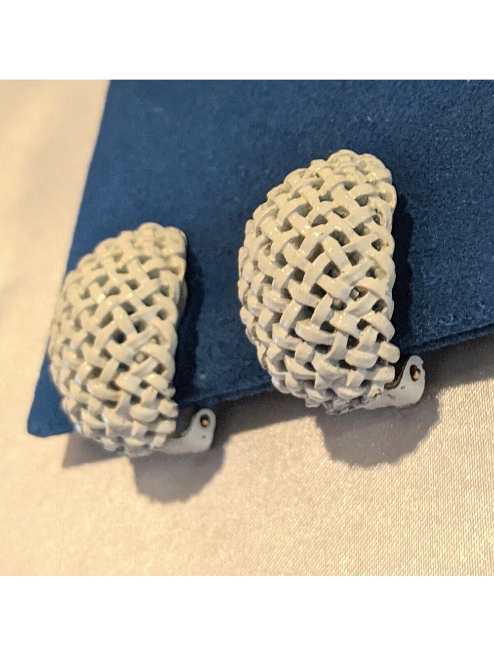 RARE Vintage Napier White Enamel Over Gold Tone Metal Basket Weave Clip Earrings - Picture 3 of 7